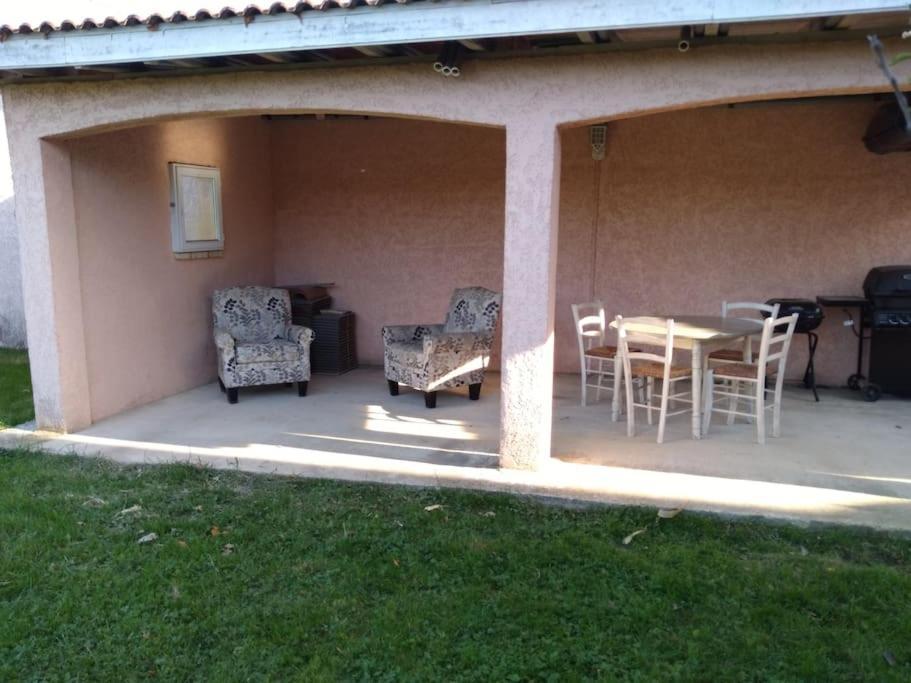 Comme A La Maison ! Chavanoz Bagian luar foto