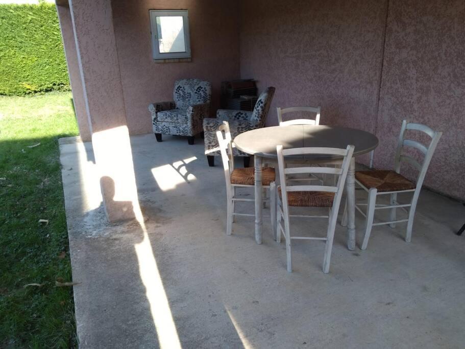 Comme A La Maison ! Chavanoz Bagian luar foto